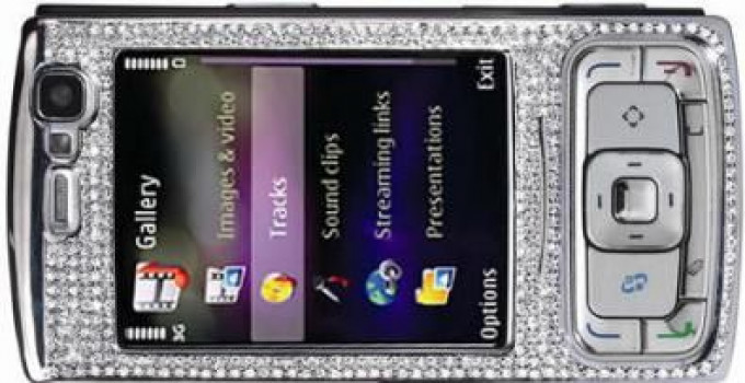 UN NOKIA N95...RICOPERTO DI DIAMANTI..!