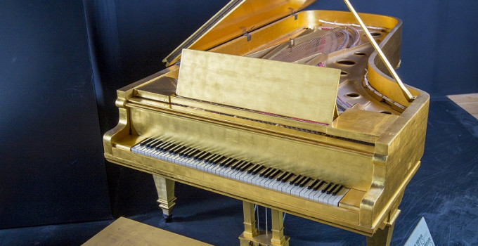 HARD ROCK VINCE ALL’ASTA IL PIANO D’ORO DI ELVIS PRESLEY