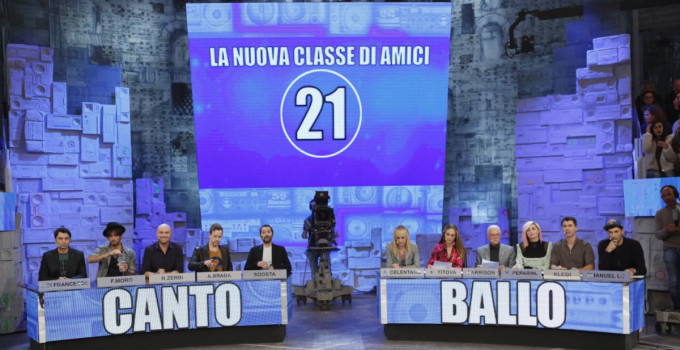 Sabato 19 novembre alle ore 14.10 esordisce su Canale 5 la sedicesima edizione del talent show "Amici" di Maria De Flippi.