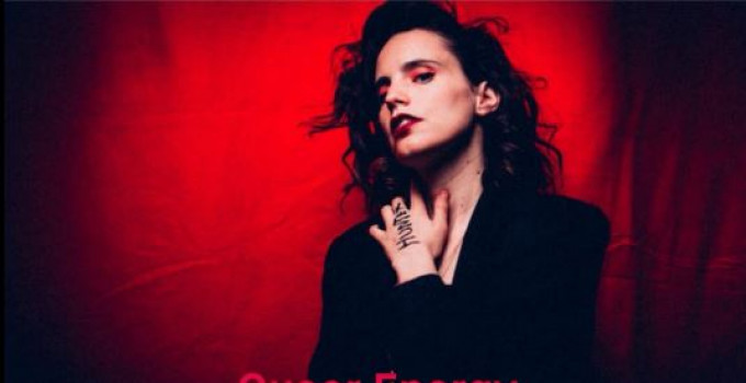 Nightguide intervista Anna Calvi, una grande piccola donna dalla voce ipnotica. Presto in Italia per 3 date.