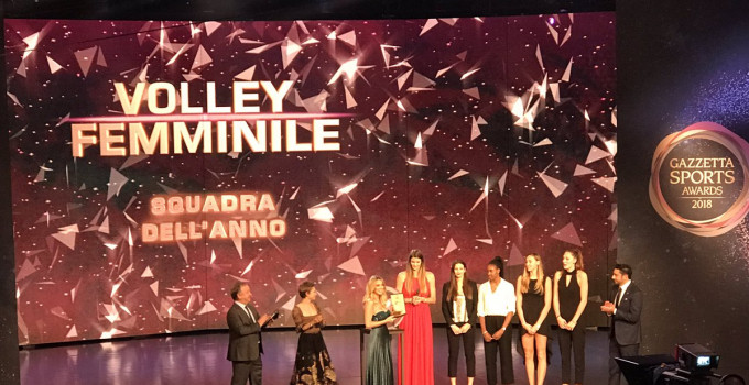 La Nazionale Italiana Femminile di Pallavolo dona a AIL il prestigioso premio vinto ai "Gazzetta Sport Awards".