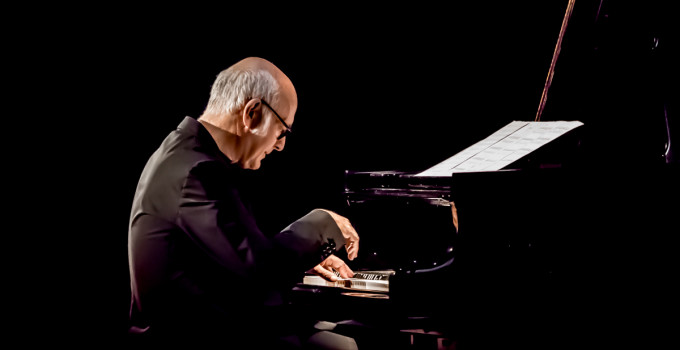 Ludovico Einaudi live al Teatro Regio di Parma con il primo dei sette album di “Seven Days Walking”