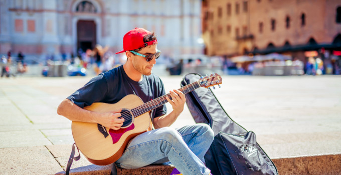 Federico Baroni - la tappa bolognese dello street tour del giovane busker seguita in esclusiva da Nightguide