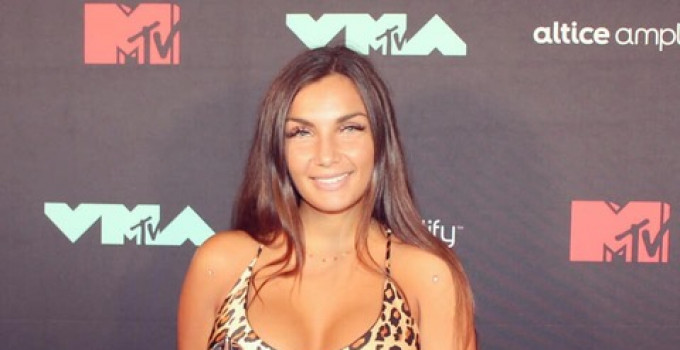 31/8 Besame al Villa Bonin. Si balla con Elettra Lamborghini