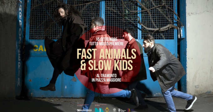 Fast Animals and Slow Kids al tramonto in Piazza Maggiore