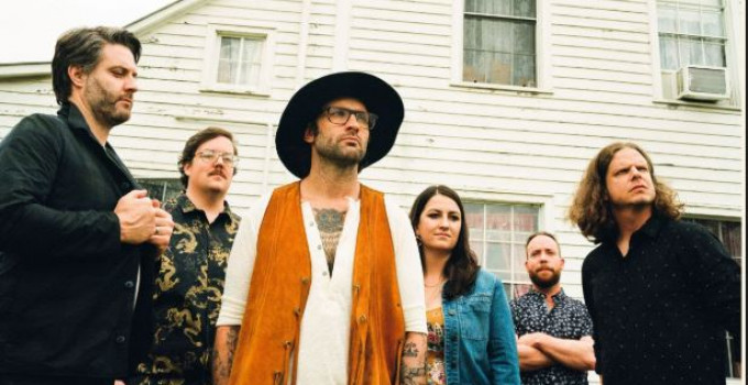 Nightguide intervista Simon Ward, voce della band indie canadese The Strumbellas