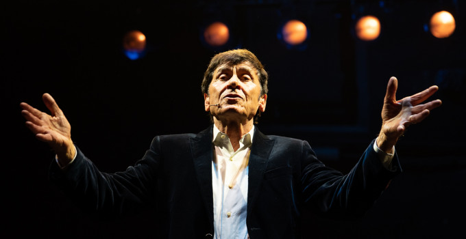 GIANNI MORANDI DEBUTTA AL TEATRO DUSE DI BOLOGNA CON 'STASERA GIOCO IN CASA'