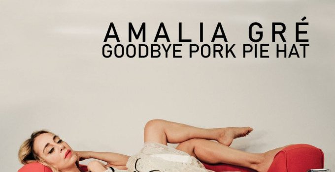 AMALIA GRÉ: fuori il nuovo singolo "GOODBYE PORK PIE HAT". Il brano anticipa l'album "BEIGE", in uscita il 22 novembre.