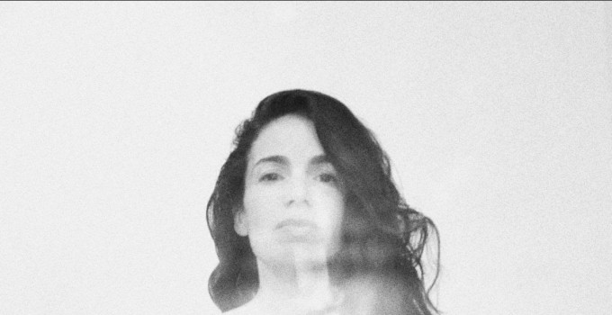 YAEL NAÏM - La cantautrice franco-israeliana pubblica oggi "Shine", secondo estratto dall'album NIGHTSONGS.