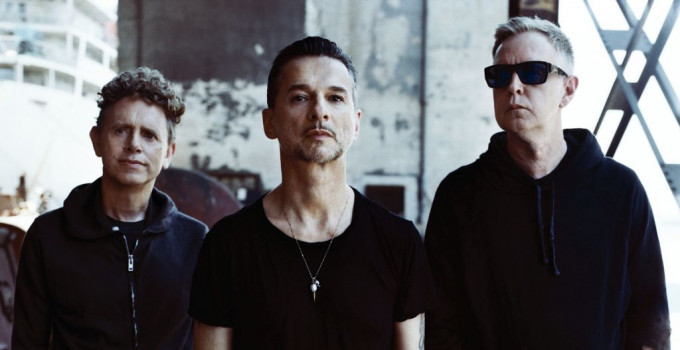 DEPECHE MODE - ESCONO IL DOPPIO CD “LiVE SPiRiTS SOUNDTRACK” E IL COFANETTO CON DVD & BLU-RAY DI “SPiRiTS IN THE FOREST”
