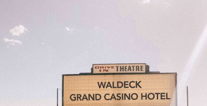 Waldeck è orgoglioso di presentare “Grand Casino Hotel”, il suo sesto album in studio nonché il più cinematico della serie.