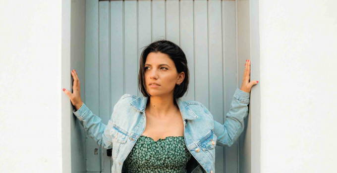 Nightguide intervista Deborah Iurato, il nuovo singolo "Ma cosa vuoi?" ci fa scoprire un'artista più forte e matura