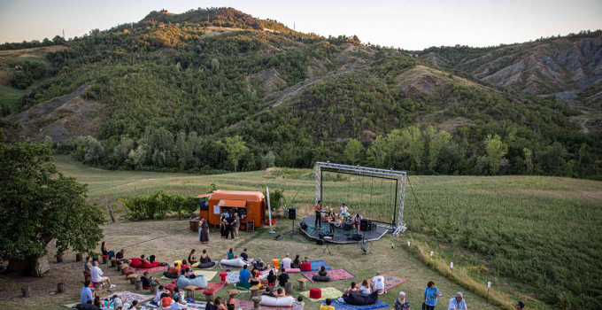 SCENA NATURA – Dialogo tra le arti e il verde al Fienile Fluò di Bologna