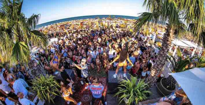 Al Papeete Beach Milano Marittima l’estate va avanti! Il 9/9 arriva White Christmas Beach Party