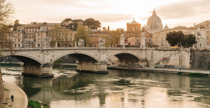 Lungo il Tevere: una passeggiata tra storia, cultura e tradizione a Roma