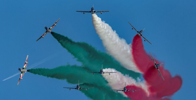 Le spettacolari acrobazie delle Frecce Tricolori nel cielo di Trani il 12 maggio per l'unico Air Show del sud Italia