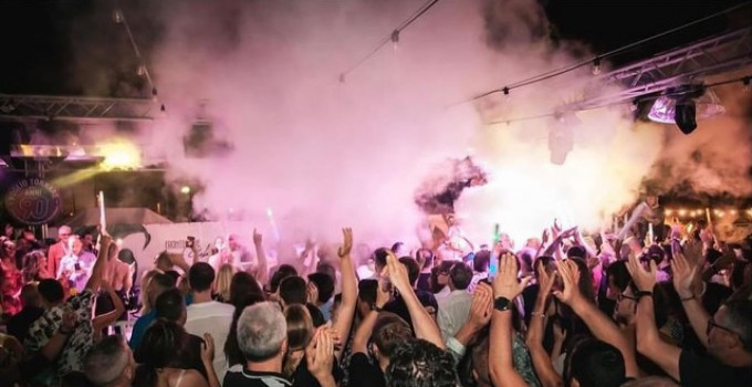 Frontemare Rimini, un weekend al massimo: 28/06 All White Party, 29/06 I Love The '80, 30/06 Apericena Latino