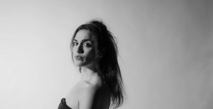 “Estraneo”, ecco il nuovo singolo di Elena Romano