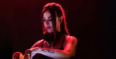 LADY-J, il talent che supporta le DJ del futuro, fa muovere a tempo Venezia. A San Giuliano sul palco Ornella P con il supporto