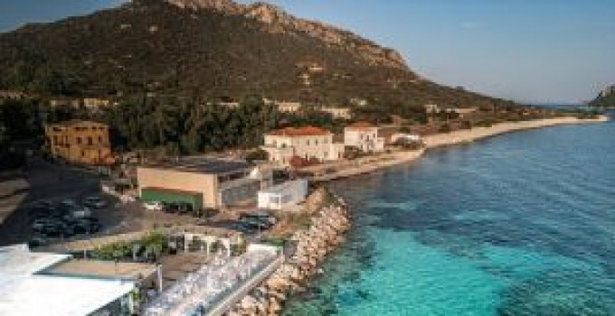 Follemente, ecco il dinner show che accende Golfo Aranci