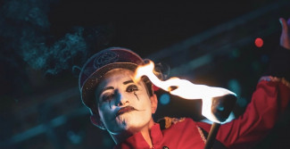 La magica estate di Circo Nero Italia tra Ladispoli, Locri, Costa Smeralda e Campania
