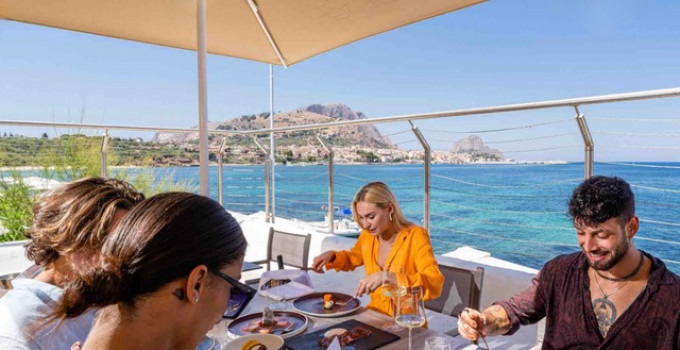 The Beach Sicily, ultimo dinner show il 6/9. L'estate continua in piscina e a pranzo fino al 30/09