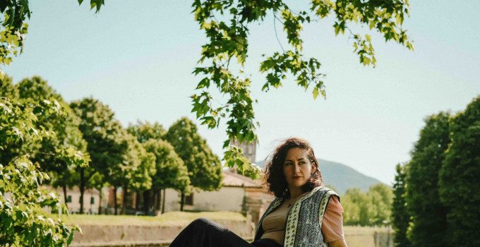 Anche meno’, il nuovo singolo della cantautrice Alis Mata