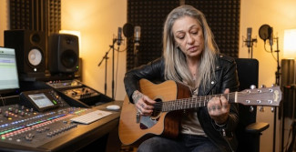“Troppo grande”, il nuovo singolo di AvA